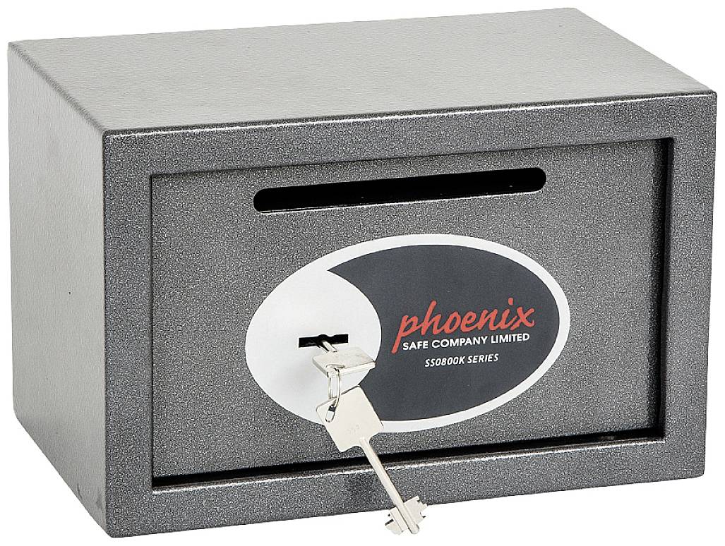 Een grijze kluis met een gleuf bovenaan en een slot met sleutel aan de voorkant. Opschrift: 'phoenix SAFE COMPANY LIMITED SSB00K SERIE'.