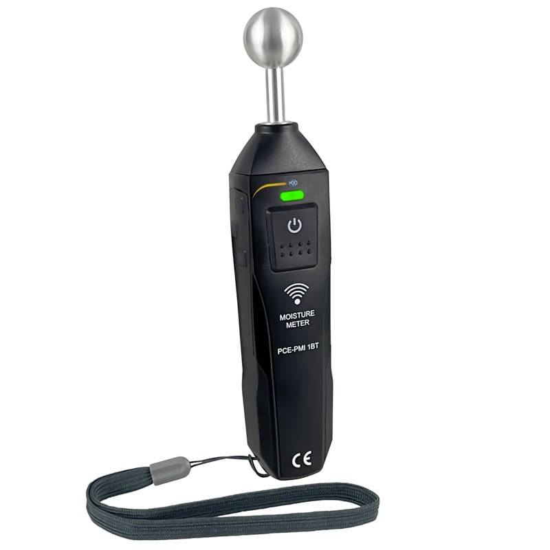 Handmeter voor vochtmeting met metalen sensorprobe, aan/uit-knop, indicatielampje en polsbandje, weergegeven op een witte achtergrond.
