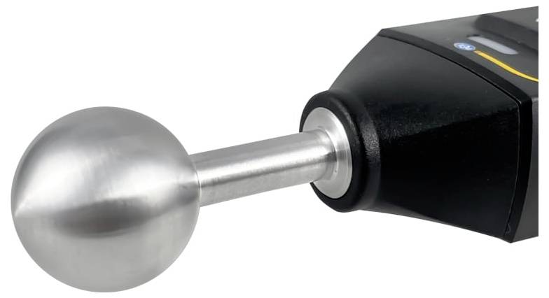 Close-up van een handheld massagepistool met een ronde metalen aanzetbop op een witte achtergrond.