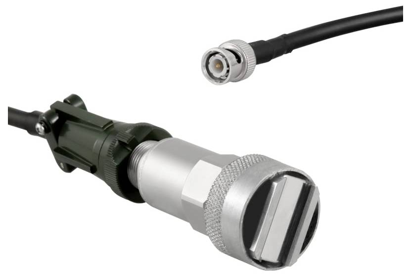 Close-up van een coaxiale kabelconnector met een groter metalen stekker en een kleinere bijpassende connector erboven op een witte achtergrond.