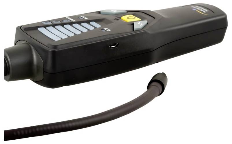 Zwart handheld elektronisch apparaat met knoppen en een geel stromsymbool, afgebeeld met een verbonden kabel op een witte achtergrond