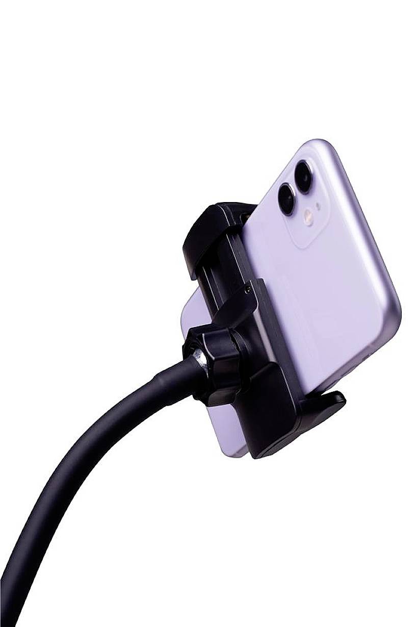 Een smartphone is bevestigd in een houder aan een flexibele standaard. Ideaal voor handsfree bellen of videogesprekken.