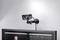 Een webcam is op een monitor bevestigd. Op de voorgrond zijn details van de webcam zichtbaar, terwijl op de monitor een videogesprek wordt gevoerd.