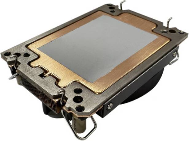 Een computerprocessor met een metalen heatsink, waarbij de bevestigingsklemmen zichtbaar zijn. Dient ter koeling en warmteafvoer.