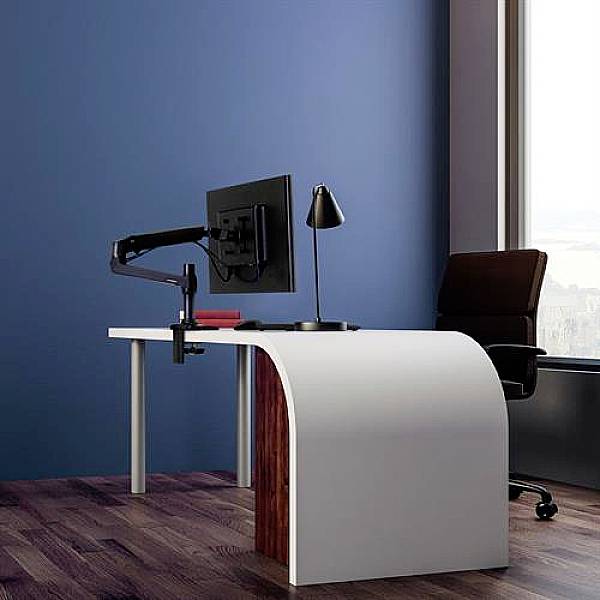Moderne bureau met monitor op armsteun, zwarte lamp en bureaustoel in een ruimte met houten vloer en blauwe muurverf.