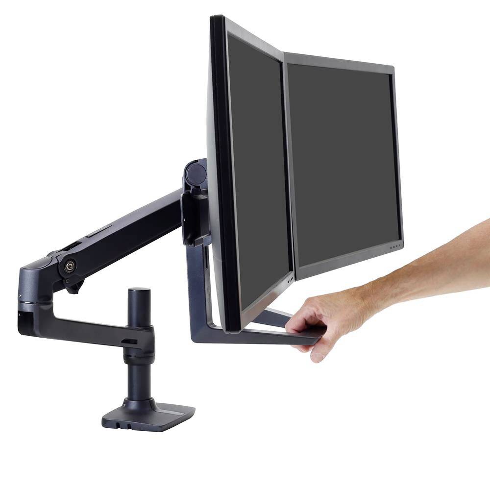 Twee monitoren op een verstelbare, draaibare tafelmonitorarm, die samen een uitgebreid beeldschermoppervlak bieden.