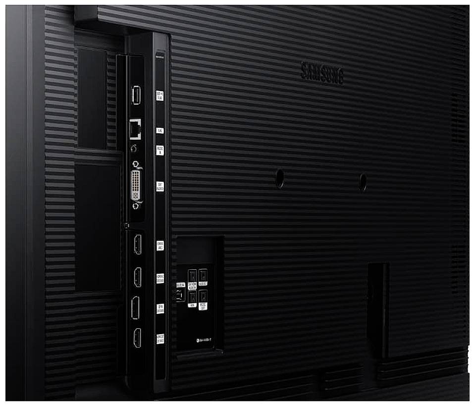 Achterkant van een televisie met meerdere aansluitingen, waaronder HDMI-, USB- en Ethernet-poorten, en het fabrikantlogo zichtbaar.