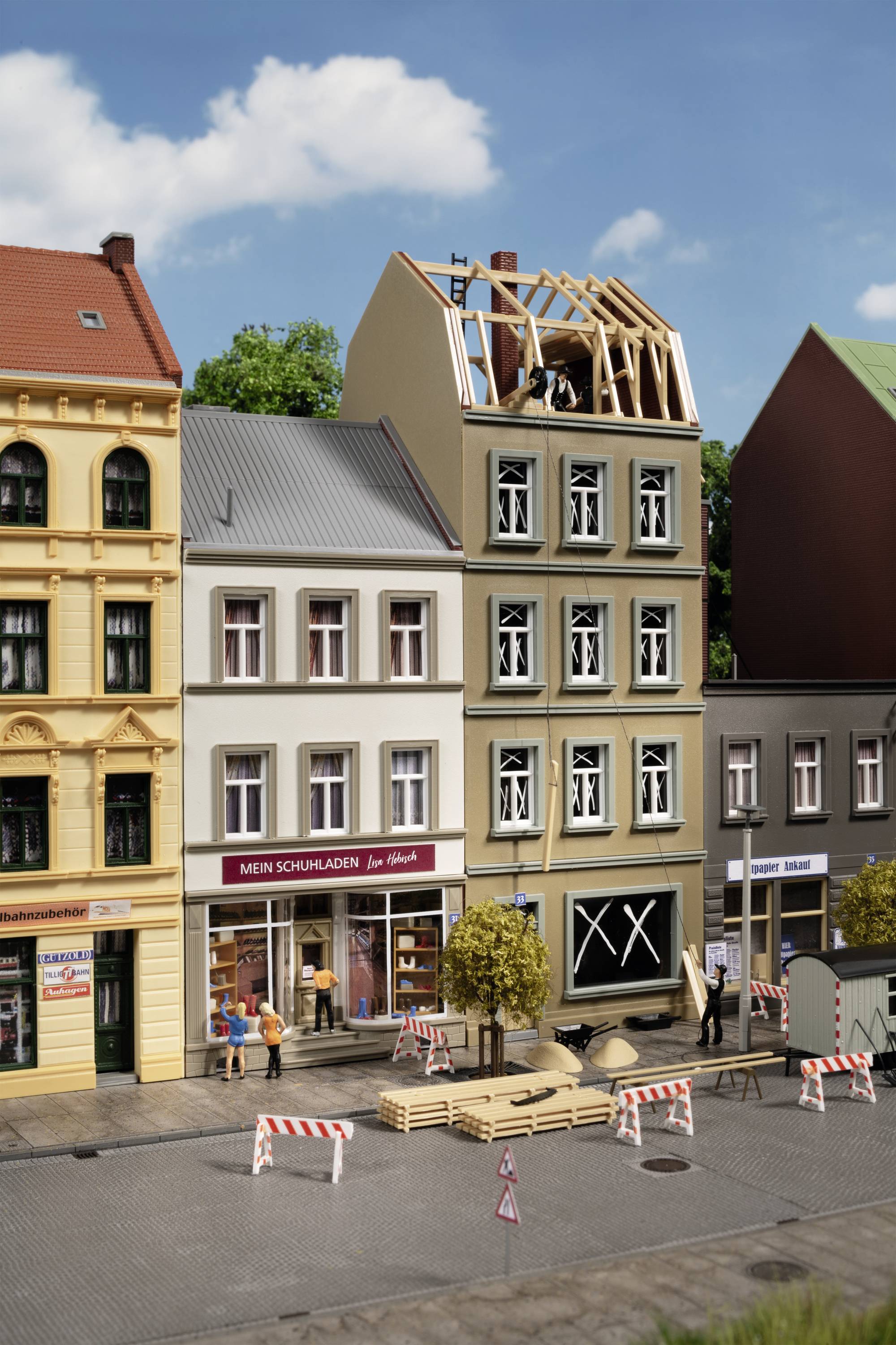 Een tafereel op straat met een bouwplaats: Twee arbeiders repareren het dak van een meerverdiepingsgebouw. Afzettingen beveiligen het gebied.