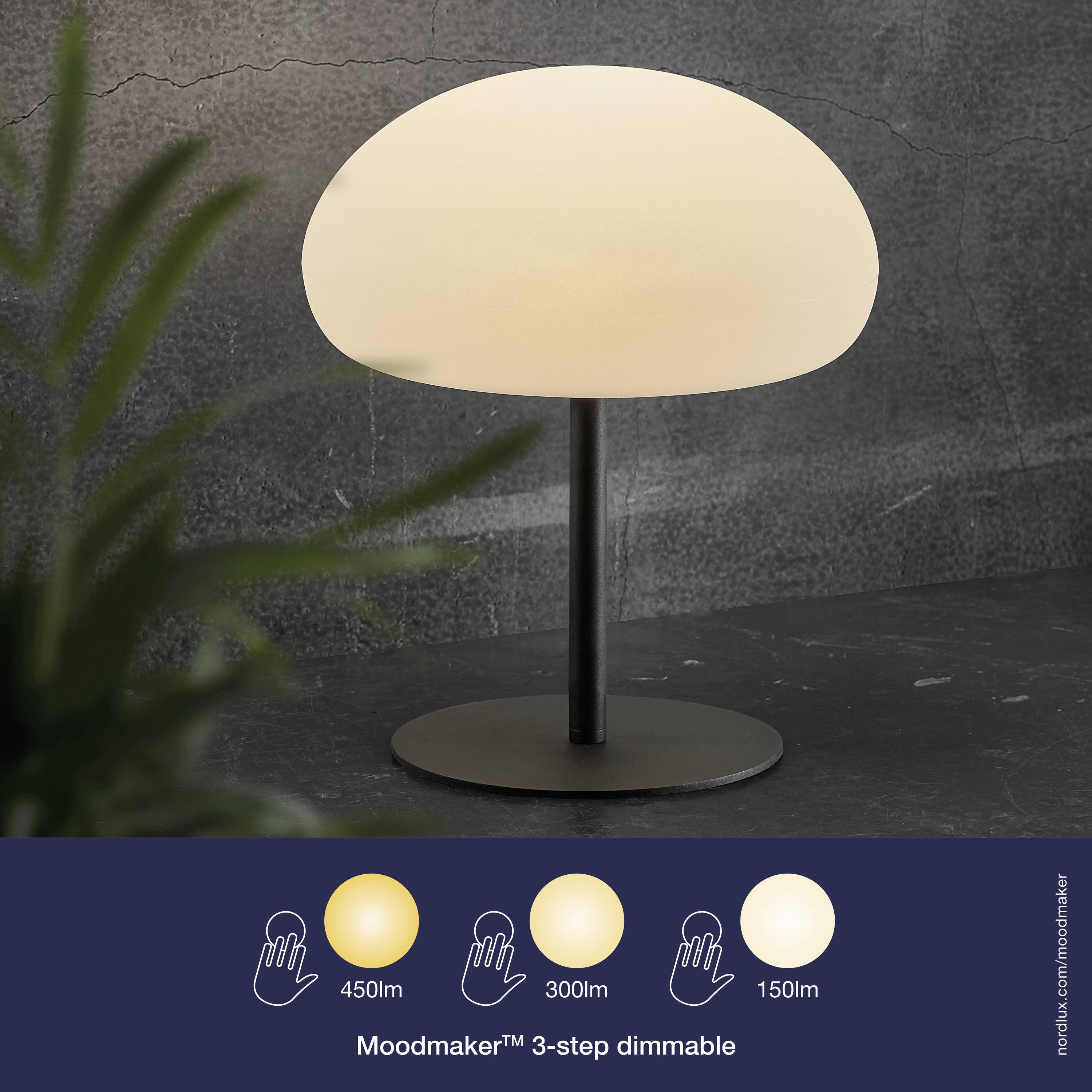 Een ronde tafellamp met zacht, warm licht op een zwarte voet. Onderaan bevinden zich symbolen voor de 3-traps dimfunctie.
