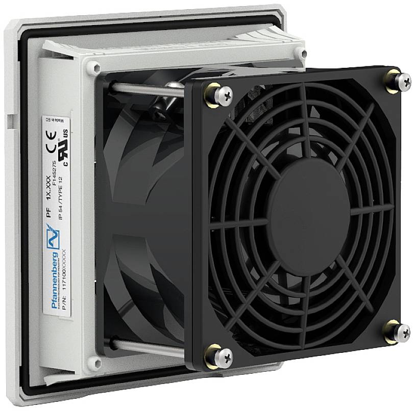 Een zwarte ventilator met een vierkant rooster in een witte behuizing, gemonteerd op een metalen plaat.