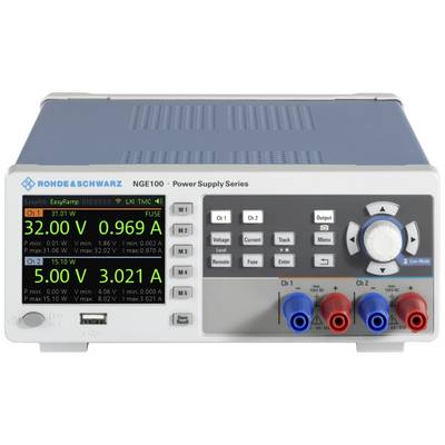 Een laboratoriumvoedingsapparaat toont op een display spanningen van 32,00 V en 5,00 V alsmede stromen van 0,969 A en 3,021 A voor twee kanalen.