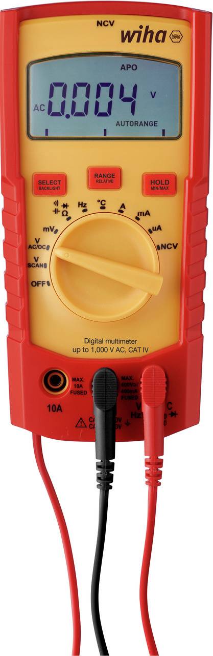 Een digitale multimeter toont een spanning van 0,004 volt aan. Het heeft twee aangesloten meetsnoeren, een zwart en een rood.