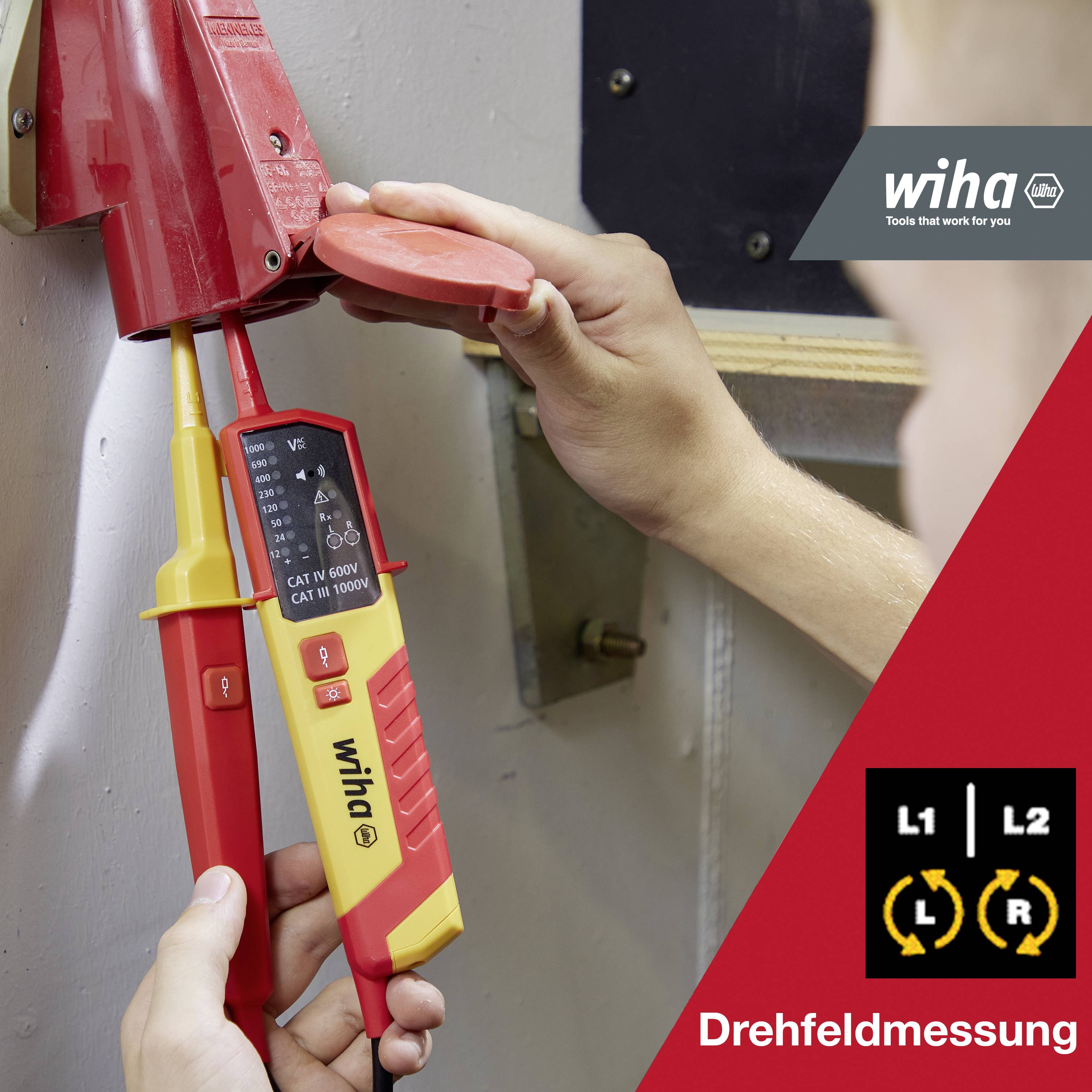 'Wiha schroevendraaier meetapparaat' meet elektrische spanning; twee handen houden de tang vast aan een kabel. Display toont 'L1' en 'L2'.