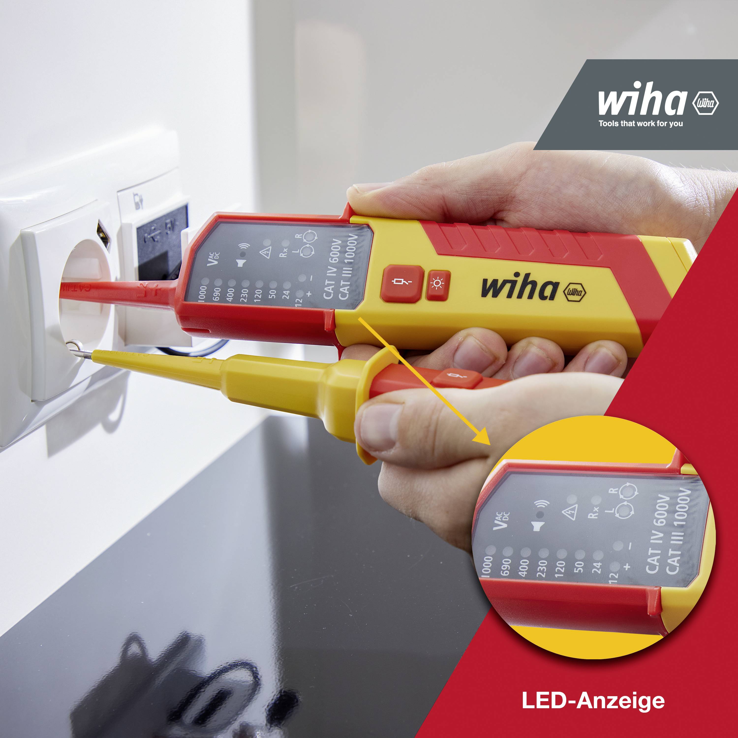 Een persoon controleert de spanning in een stopcontact met een Wiha-spanningszoeker. De LED-indicator geeft de spanning aan.