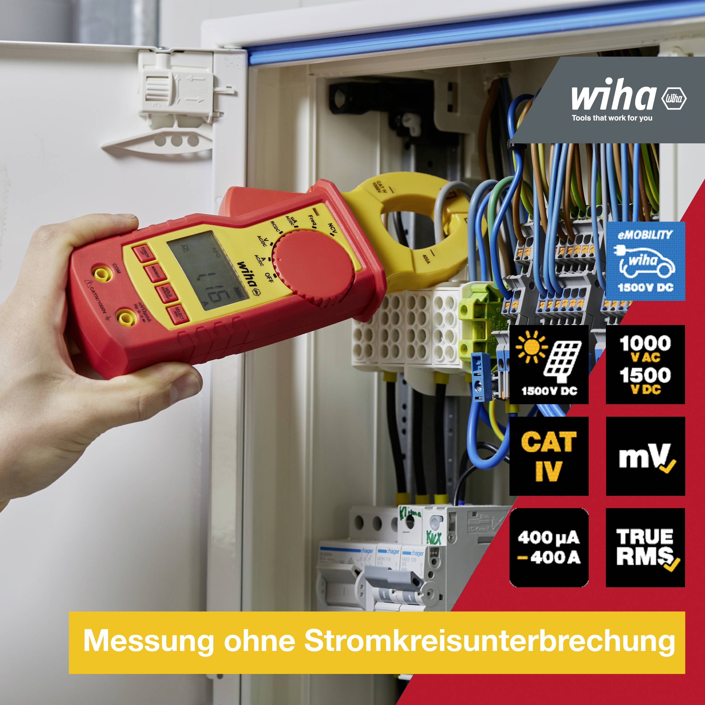 Hand houdt een multimeter vast en meet de spanning in een open elektrische kast. Display toont 1500V DC, 1000V AC. Tekst: Meting zonder stroomonderbreking.