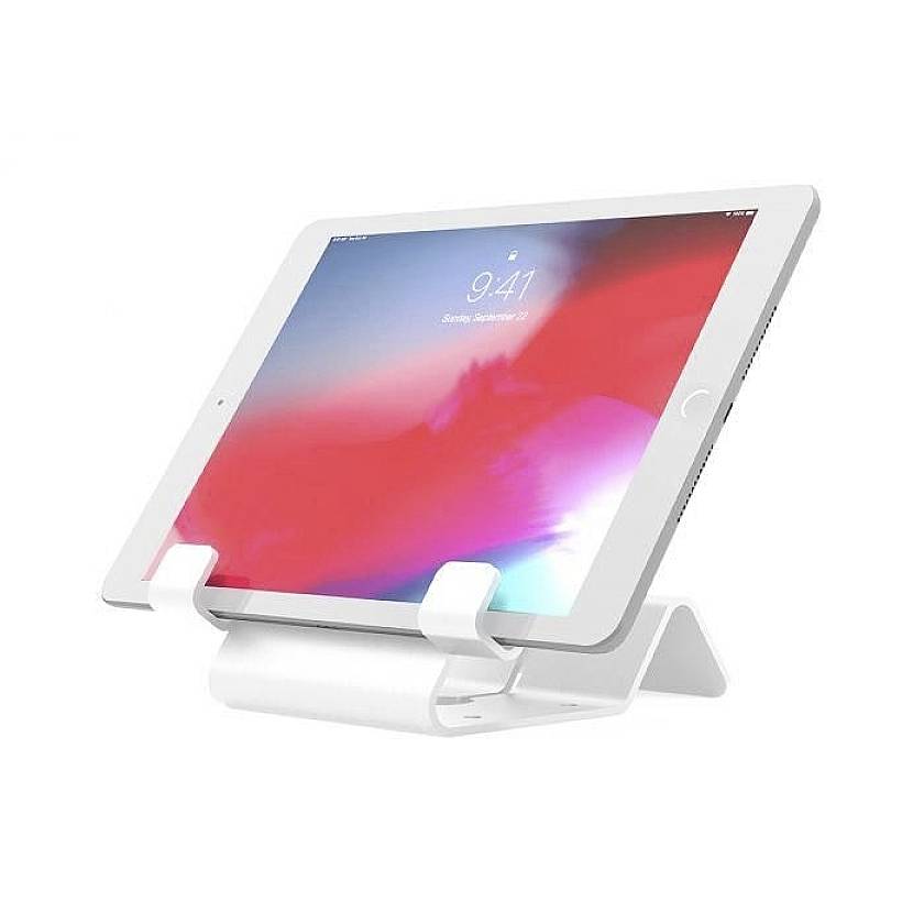 Een tablet op een witte standaard, toont een scherm met een kleurrijke achtergrond. De standaard houdt het tablet in een gekantelde hoek.