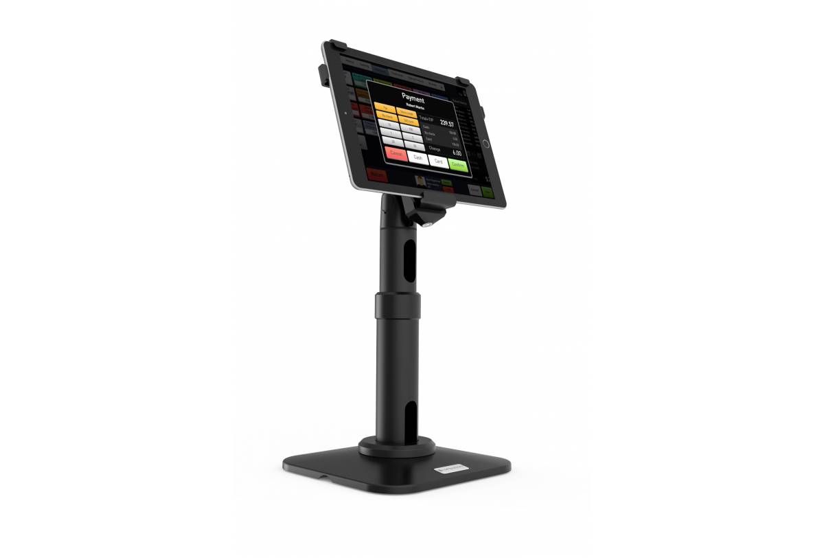 Een tablet is gemonteerd op een zwarte standaard en toont een kassatoepassing op het scherm.