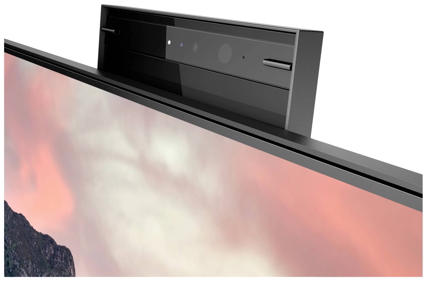 Een moderne monitor met een geïntegreerde, naar boven gerichte camera aan de bovenkant, tegen een achtergrond van wolken en zacht licht.