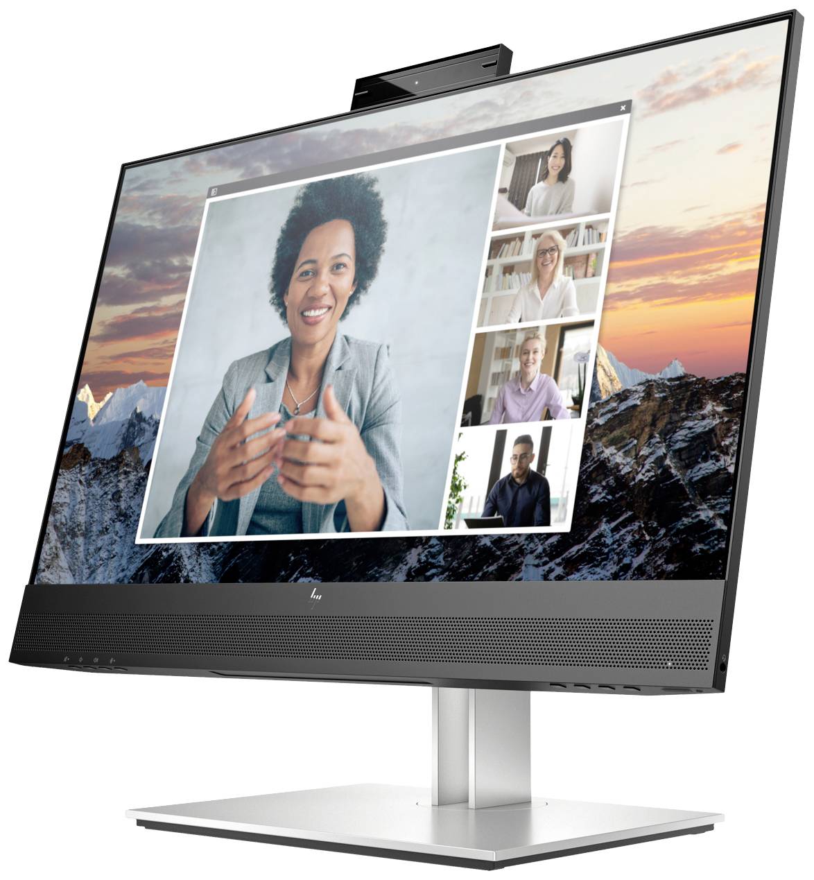 Een monitor toont een videobelgesprek met vijf personen. Een vrouw spreekt, terwijl vier andere deelnemers toekijken.