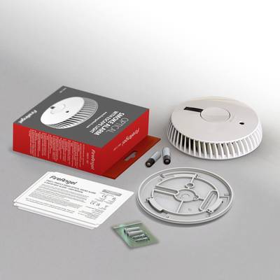 Een rookmelderdoos naast een geopende rookmelder, batterijen, montageplaatje en handleiding op een tafel.