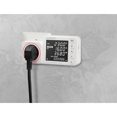 Een energiemeter toont een spanning van 230,0 V, een stroom van 16,00 A en een vermogen van 3680 W. Een stekker is aangesloten.
