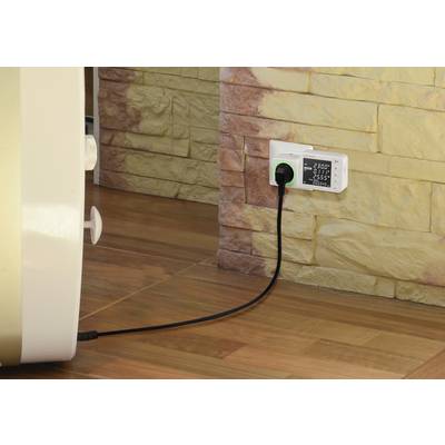 Een stopcontact met een energieverbruiksmeter die in een wandcontactdoos is gestoken. Een kabel loopt naar een apparaat.