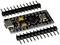 Een kleine microcontroller-printplaat met USB-aansluiting, omgeven door drie pinheaders voor elektrische verbindingen.