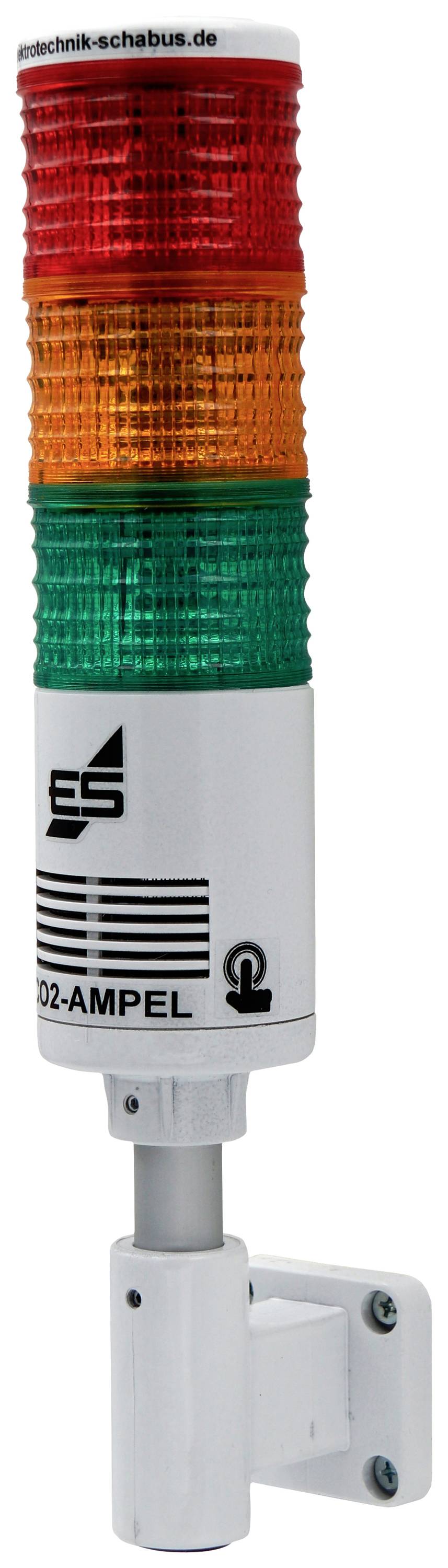 Verkeerslicht met drie lampen, van boven naar beneden: rood, geel, groen. Geïnstalleerd aan een wandbevestiging.