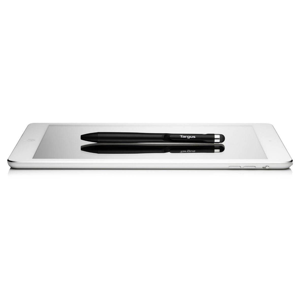 Een tablet ligt op een oppervlak met twee zwarte pennen ernaast en weerkaatst licht.
