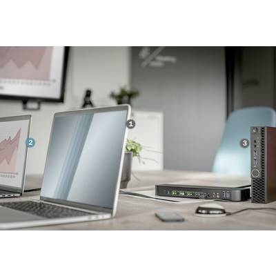 Een kantoor met twee opengeslagen laptops op een tafel. Een monitor toont een diagram. Een zwart apparaat met aansluitingen is zichtbaar.