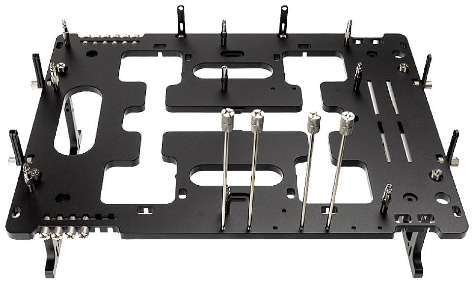 Zwart metalen frame voor pc-montage met meerdere schroefaansluitingen en bevestigingen, geschikt voor verschillende hardwarecomponenten.
