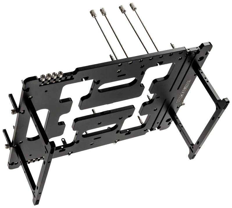 Zwarte metalen behuizing met meerdere openingen en schroeven, vermoedelijk bedoeld voor het monteren van apparaten of elektronische componenten.