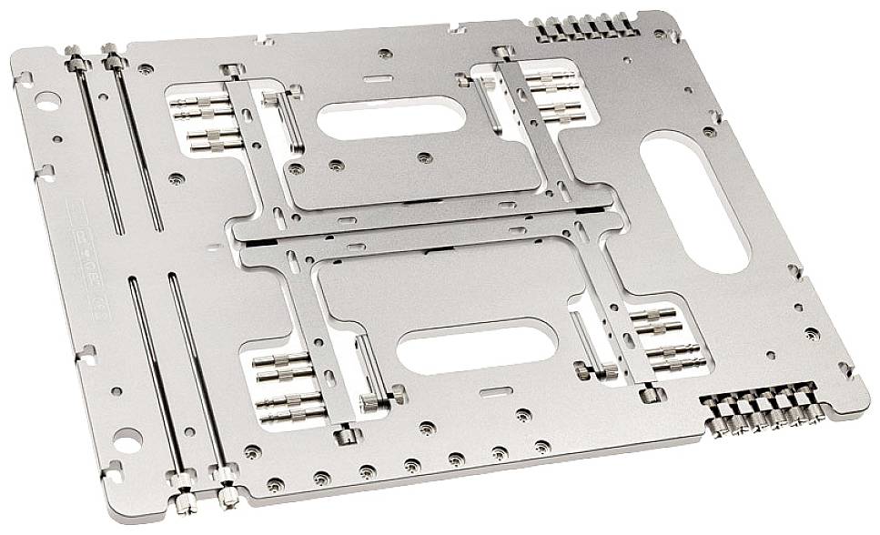 Metalen apparaat voor positionering en bevestiging in technische toepassingen, voorzien van meerdere rails en uitsparingen voor montage.