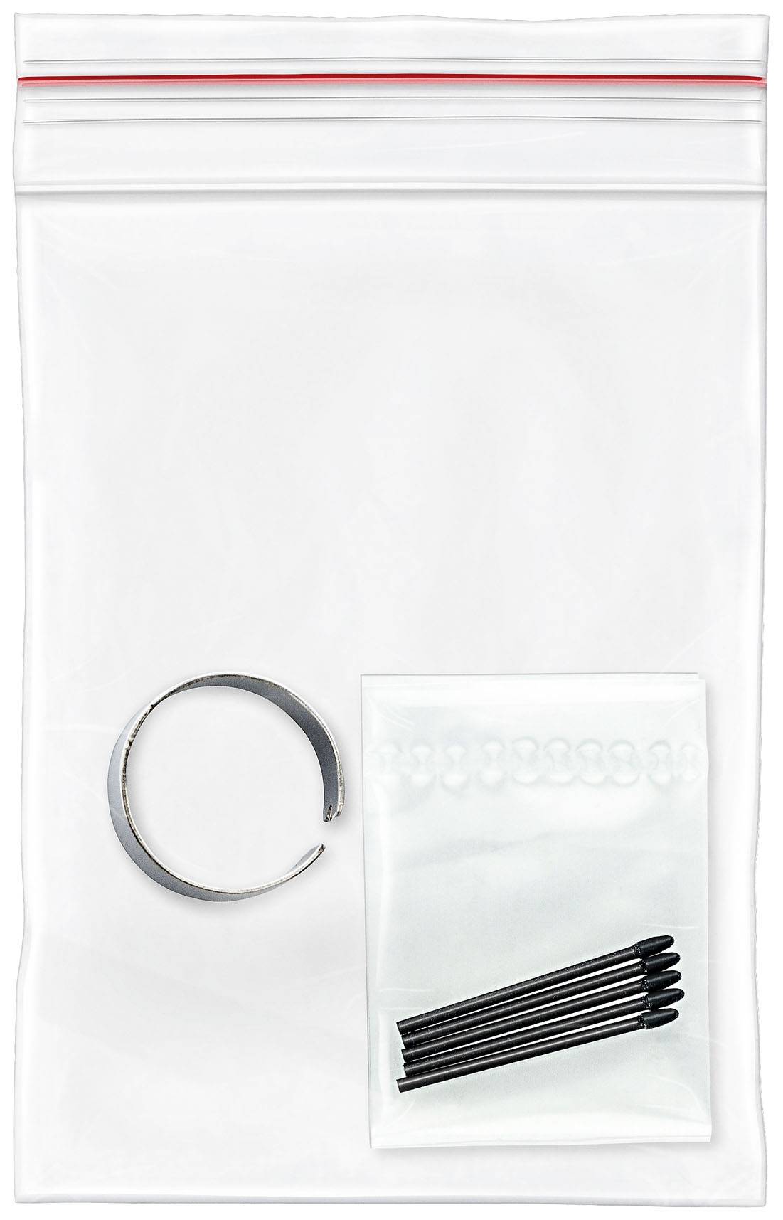 Een plastic zak bevat een metalen ring en een kleine plastic zak met zwarte plastic pennen.