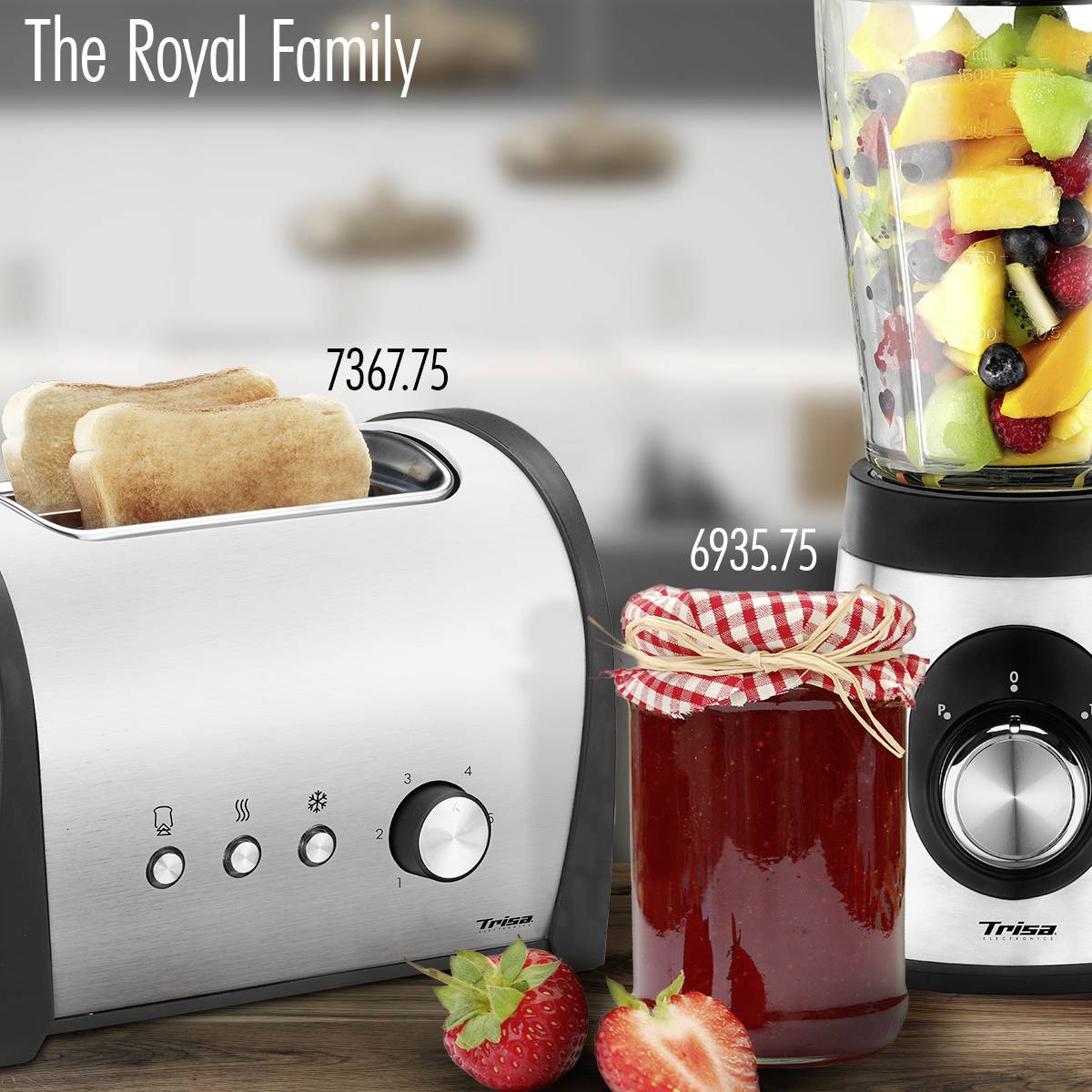 Op een tafel staat een broodrooster met toast en een blender vol fruit. Ernaast staat een glas aardbeien jam.