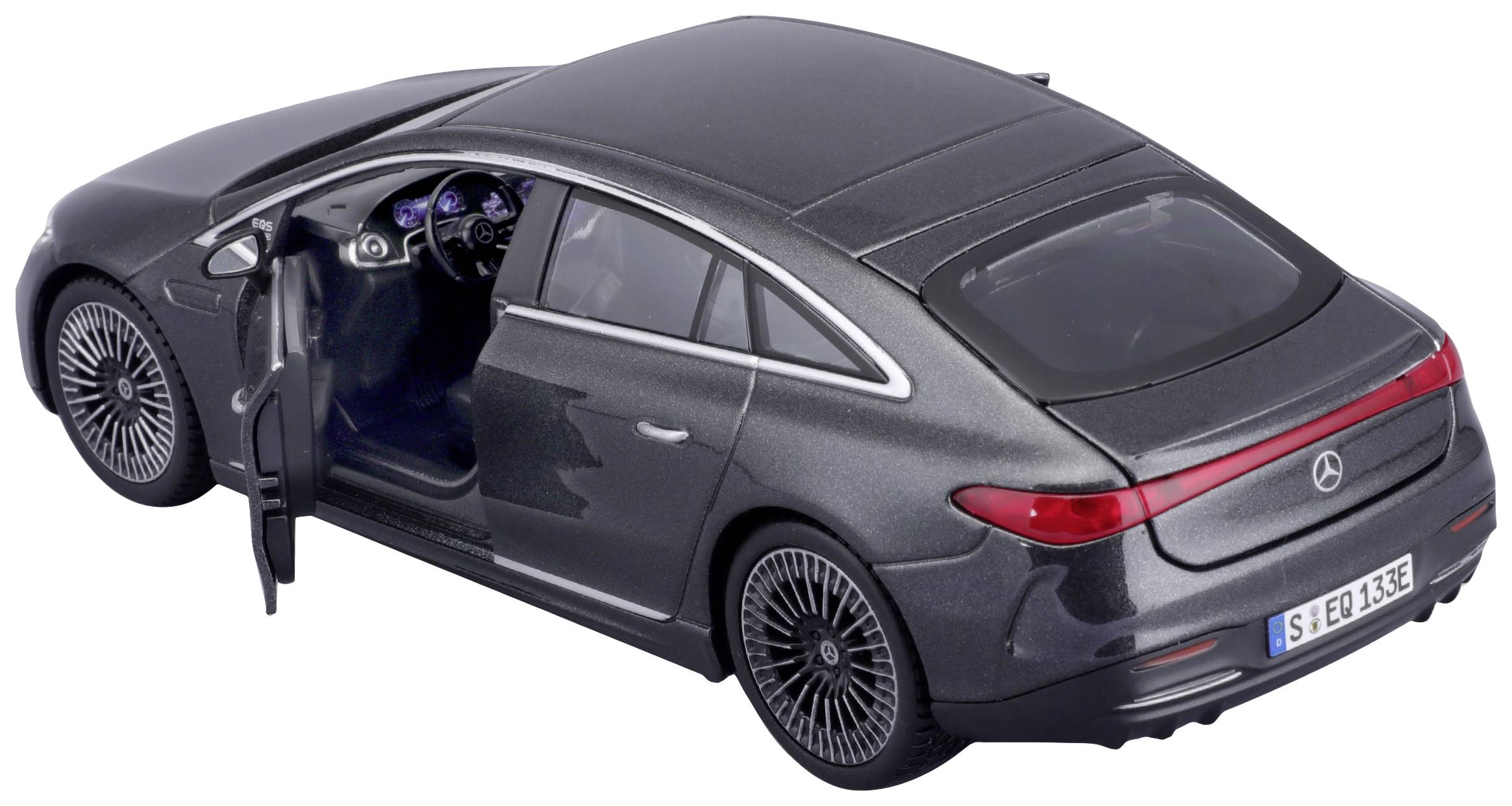 Een donkere Mercedes-Benz met een open bestuurdersdeur, gefotografeerd van achteren, toont een modern dashboard met digitale displays.