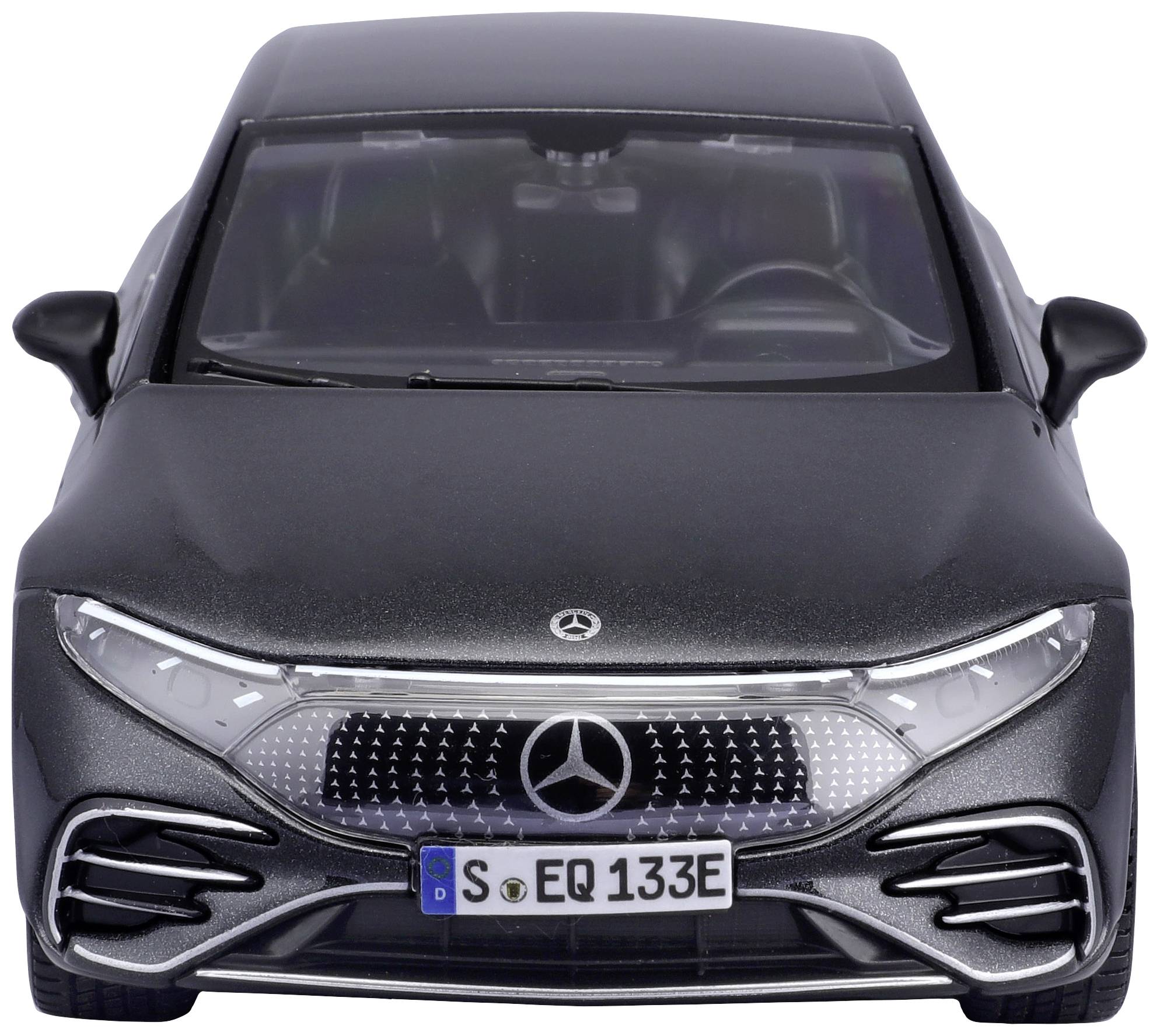 Een grijze auto van voren, een opvallend embleem in het midden van de grille, een modern design met vloeiende lijnen en opvallende koplampen.