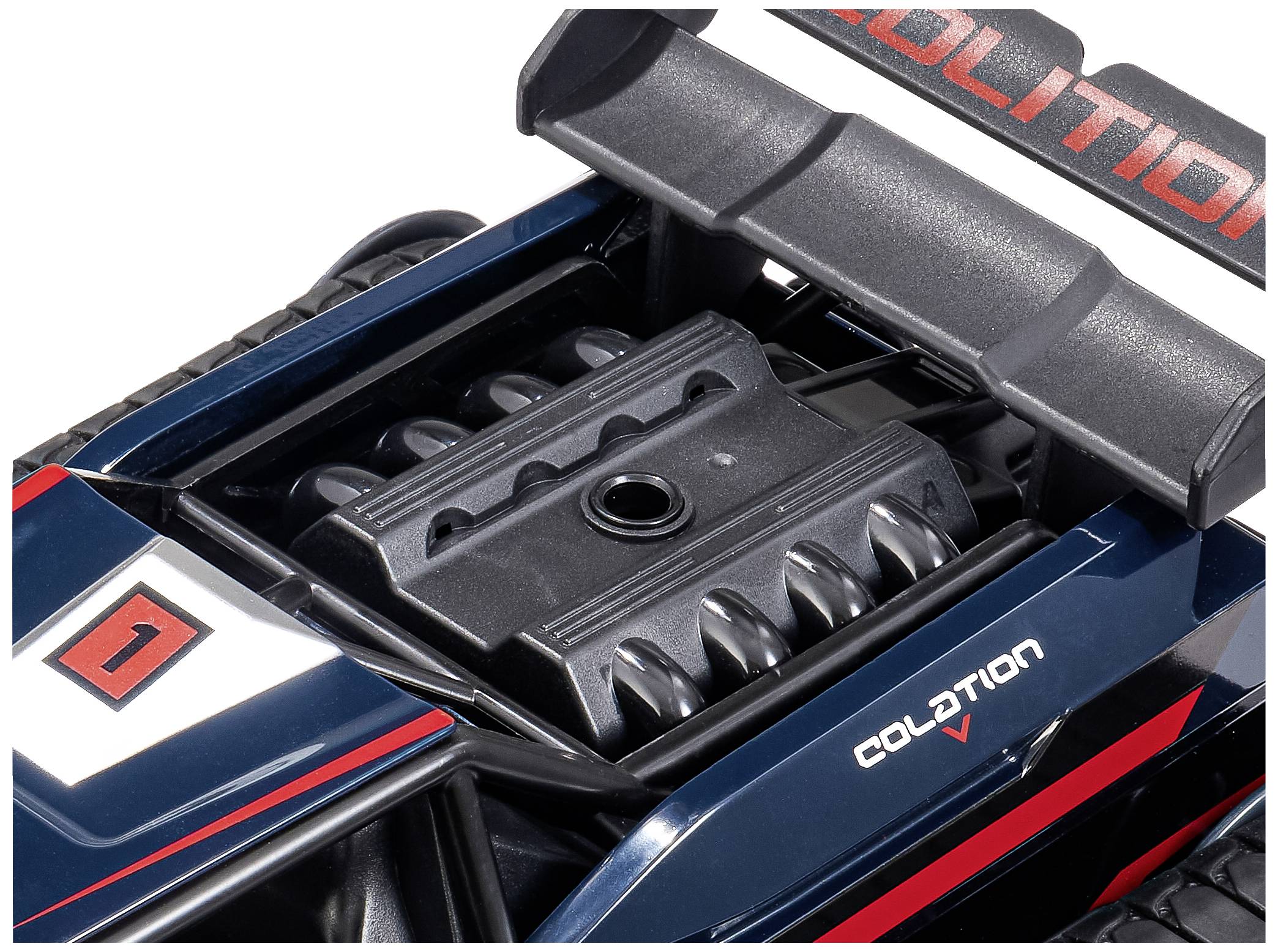 Close-up van een blauw speelgoedautootje met een zichtbare motor. De auto heeft het nummer '1' en de tekst 'COLATION' op de spoiler.