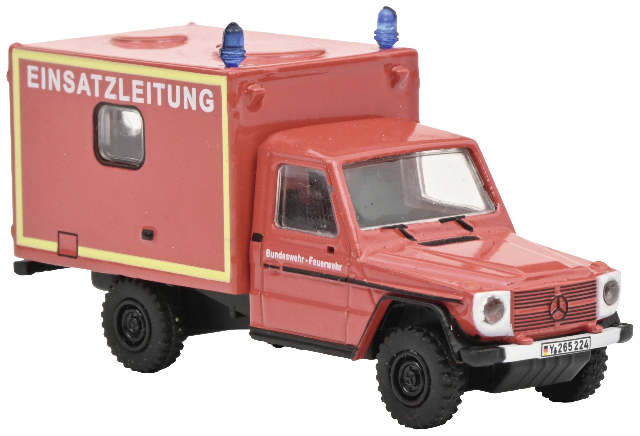 Rode voertuig voor inzet met de tekst 'Operationele Leiding' aan de zijkant, ingericht als transportvoertuig, staat tegen een witte achtergrond.