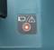 Symbool voor lage batterijstatus en waarschuwing licht rood op tegen een blauwe achtergrond.