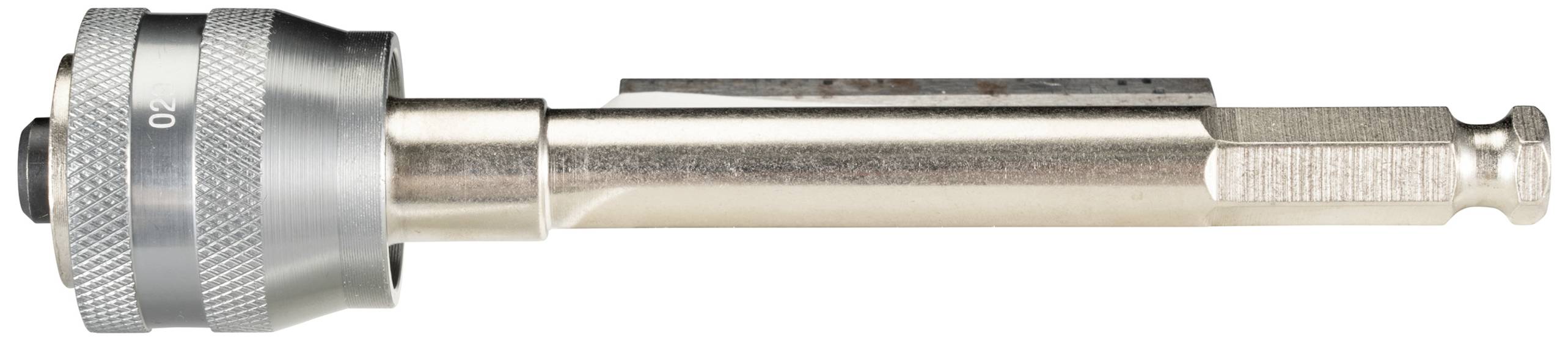 Metalen snelspanboor met geribde oppervlakte en zeskante schacht, liggend op een witte achtergrond.