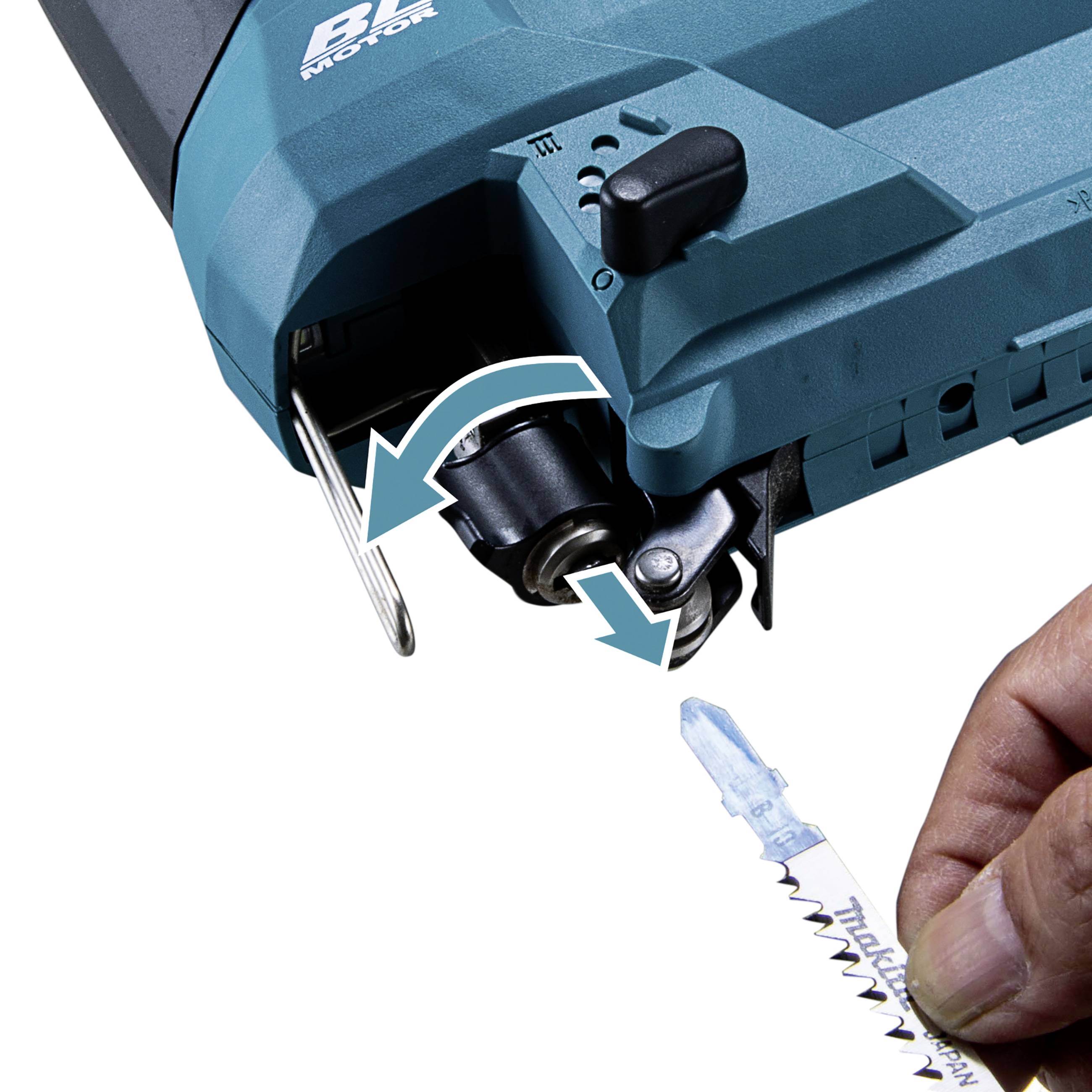 Een hand steekt een zaagblad in een elektrisch gereedschap. Het toont het mechanisme voor het inzetten en verwijderen van het blad.