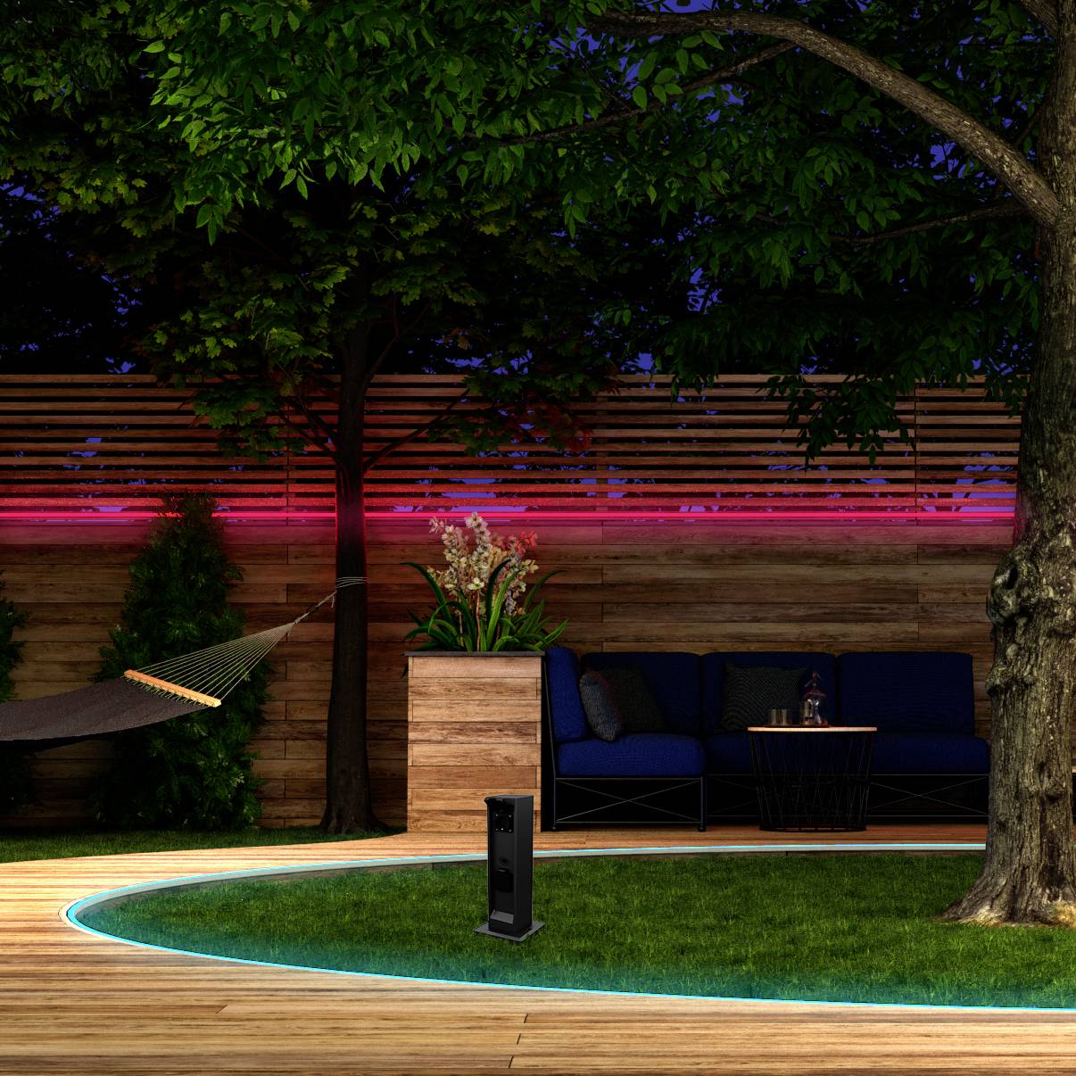 Een verlichte tuin bij nacht met een hangmat links, een boom rechts en een bank met tafel in het midden op groen gazon.
