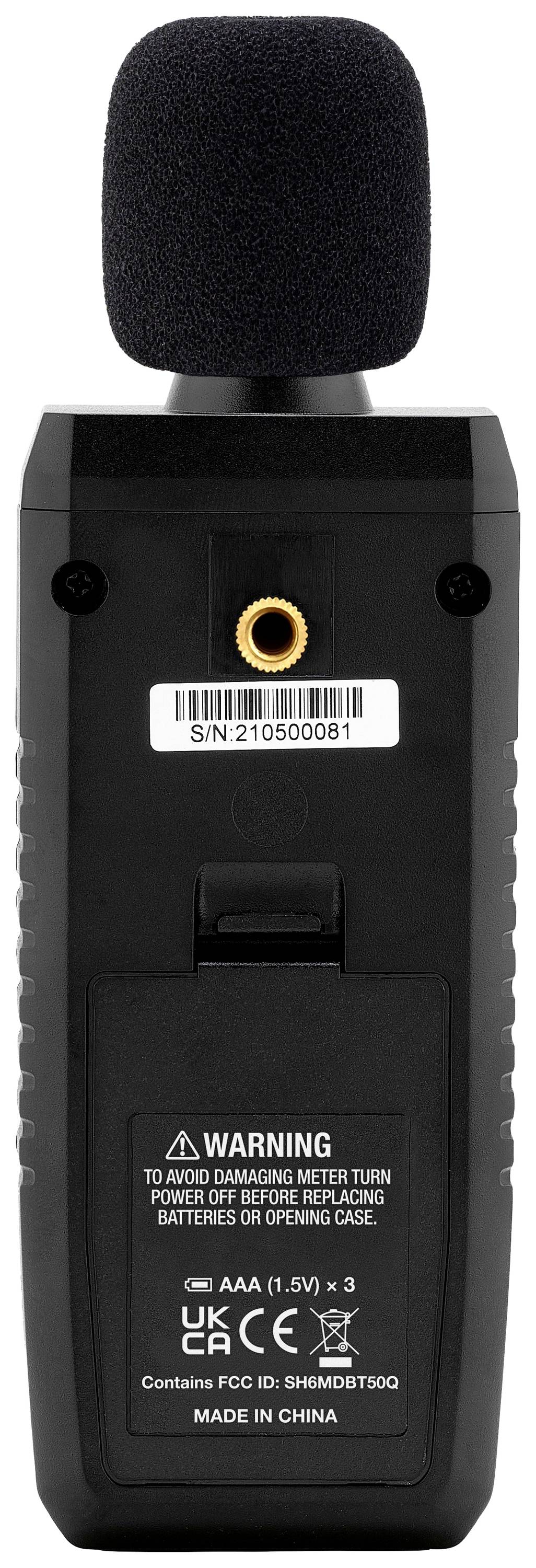 Een elektronisch meetapparaat met een microfoonaansluiting voor geluidsmeting. De achterkant toont een waarschuwing en serienummer.
