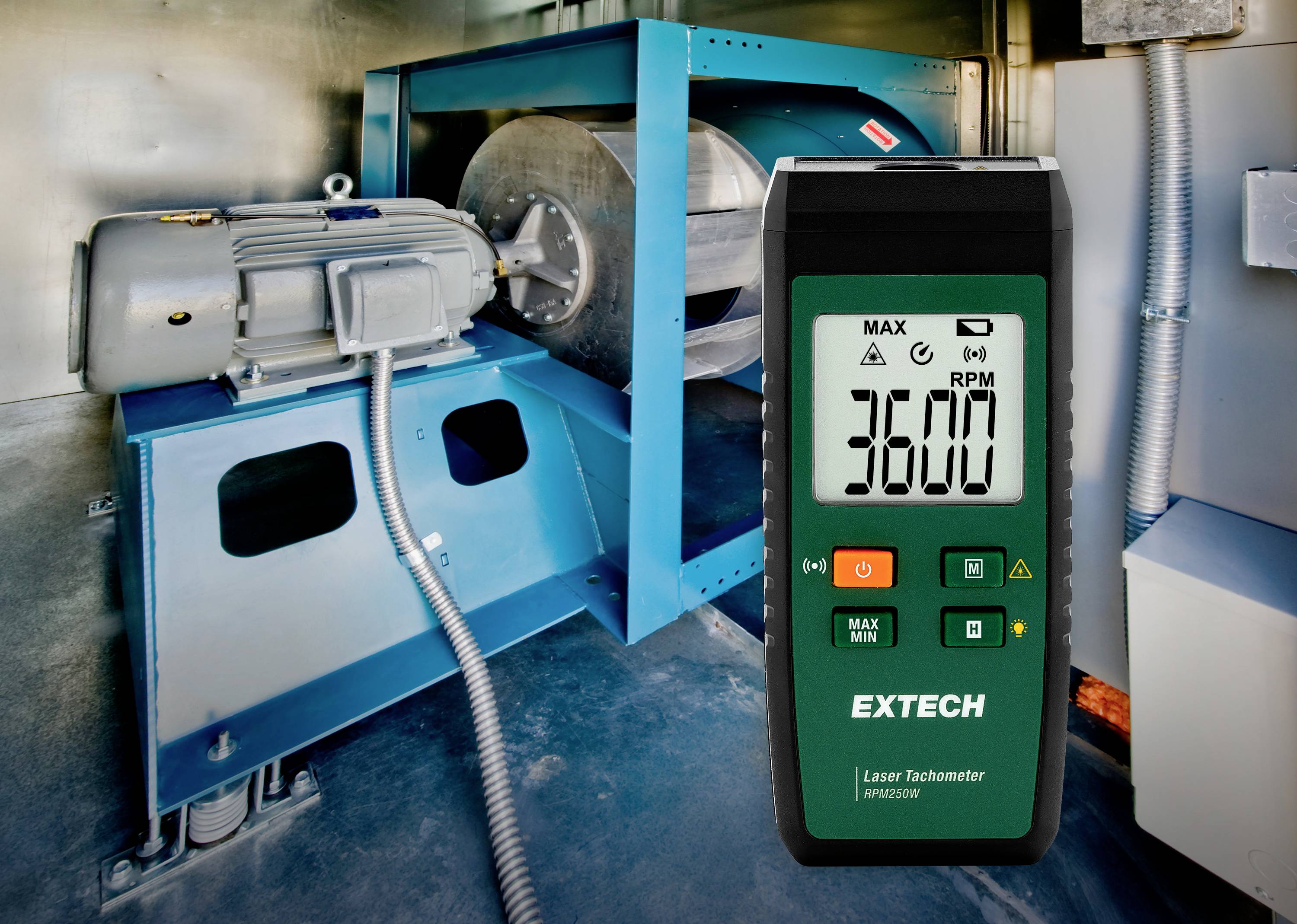 Een lasertachometer geeft '3600 RPM' aan. Op de achtergrond bevindt zich een machine met een motor.