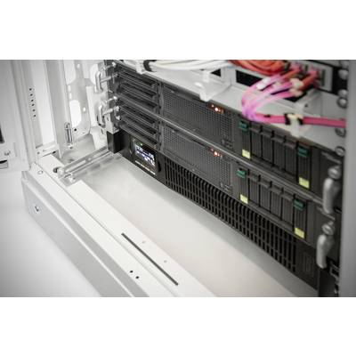 'Open serverrek met meerdere geïnstalleerde servers en oplichtende LED-indicatoren. Verschillende gekleurde kabels zijn aangesloten.'