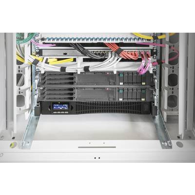 Een open serverrek met verschillende onderling verbonden kabels. Twee serverunits zijn gemonteerd, kabels zijn netjes georganiseerd.
