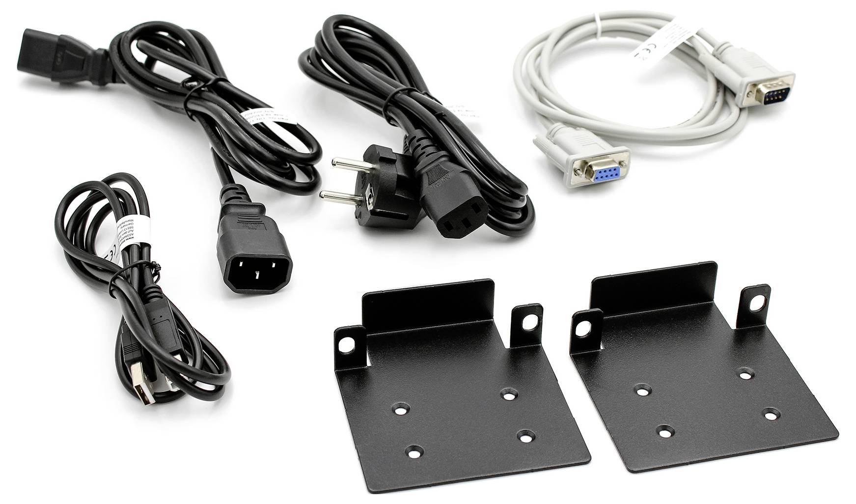 Meerdere kabels met stekkers en twee zwarte metalen houders voor elektronische apparaten op een witte achtergrond.