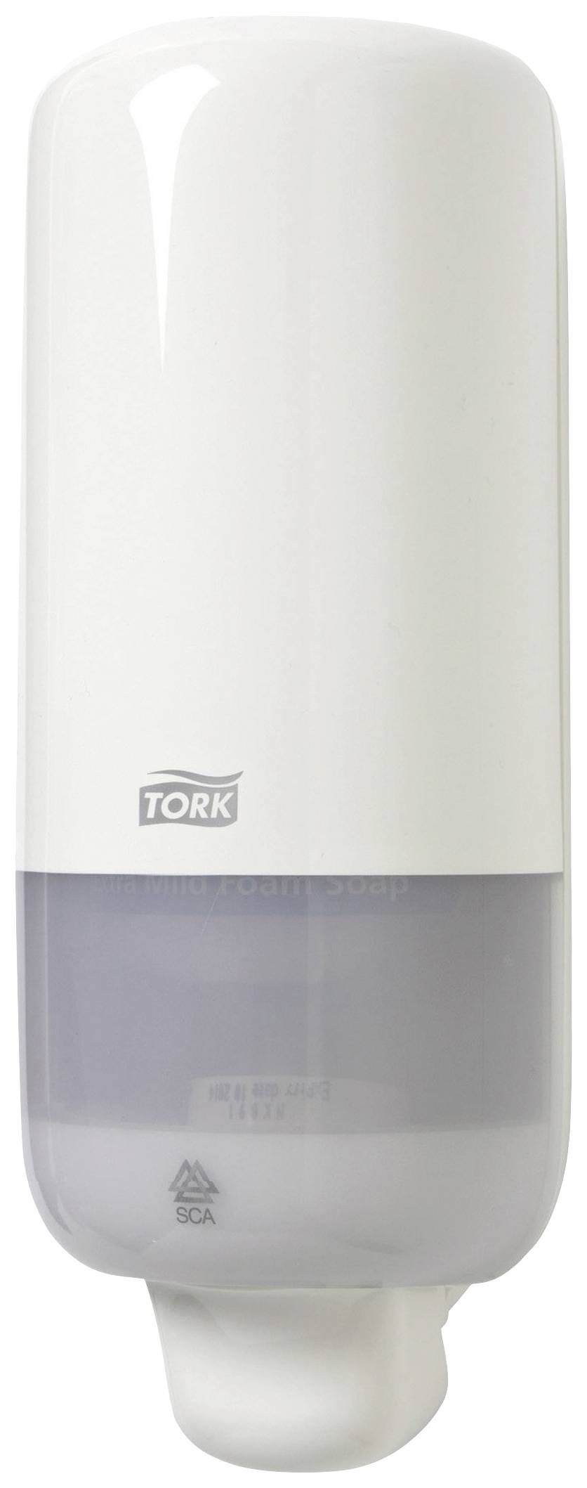 Een witte zeepdispenser van het merk Tork, aan de muur bevestigd en half gevuld met vloeistof.