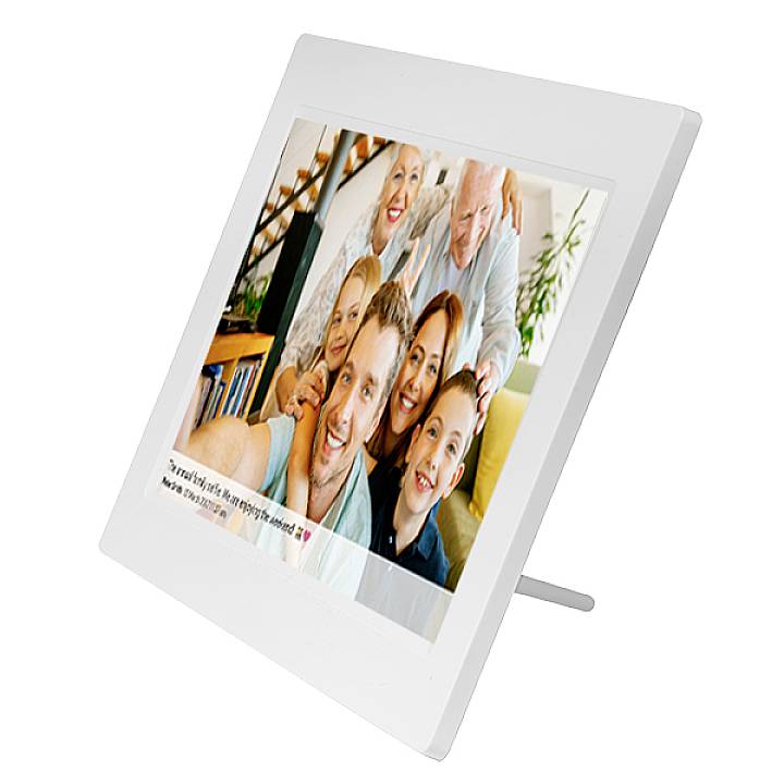 Een digitale fotolijst vertoont een glimlachende familiefoto met zes personen van verschillende leeftijden.